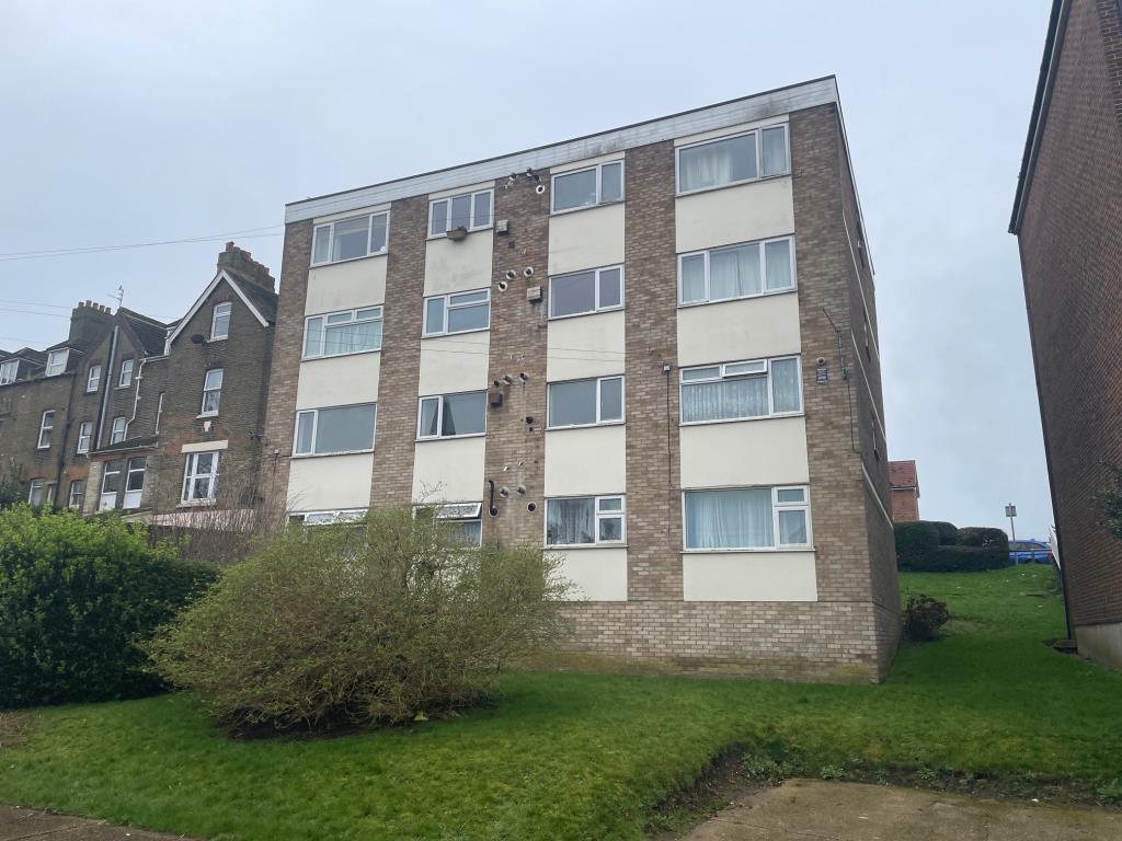 Lot: 7 - ONE-BEDROOM FLAT WITH GARAGE FOR INVESTMENT - General view of rear of block